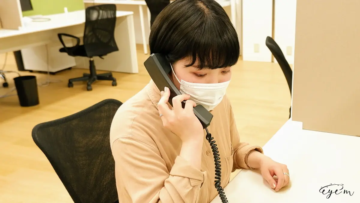 電話する女性