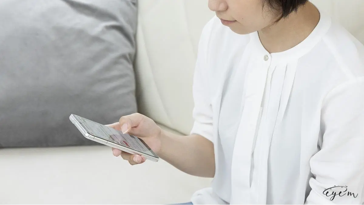 スマホで情報をチェックする女性